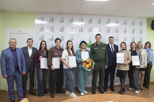 Руководитель Рослесхоза Иван Советников вручил сертификаты о прохождении обучения студентам Муромцевского лесотехнического техникума Владимирской области